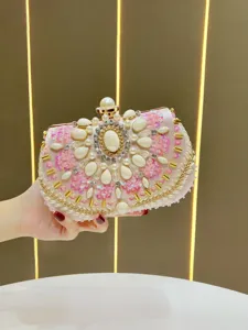 Wunderschöne perlenbesetzte rosafarbene Abendtasche mit funkelnden Strasssteinen im Detail.