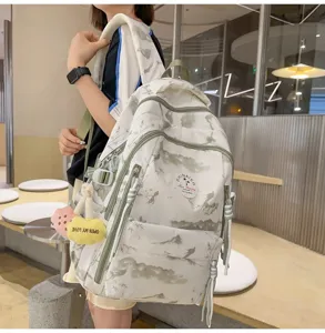 Grand sac à dos en toile avec imprimé de paysage artistique et bretelles vertes pour étudiants.