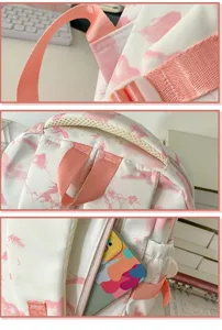 Vue détaillée des bretelles, de la poignée et de la poche du sac à dos rose.