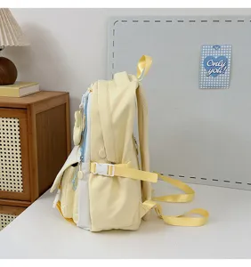 Vue detaillee du sac a dos d'ecole jaune et blanc style avec des poches laterales et des boucles.