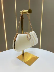 Elegante borsa da sera in satin con chiusura strass e catena dorata per abiti da festa.