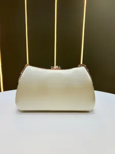 Elegante borsa da sera in raso champagne con catena dorata e chiusura per feste donna