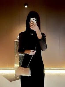 Borsa da sera elegante con catena, chiusura in cristallo e design plissettato per feste.