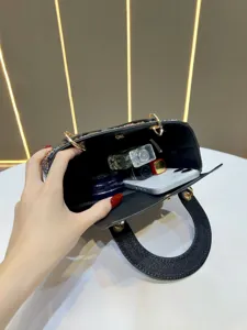 Vue détaillée du sac de soirée noir en strass montrant sa grande capacité intérieure.