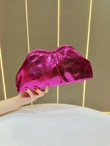 Vue détaillée du sac pochette brillant rose métallisé avec un design froncé élégant.