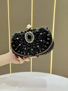 Nahaufnahme der schwarzen Perlen Abendtasche mit edlem Perlenverschluss und Strasssteinen.