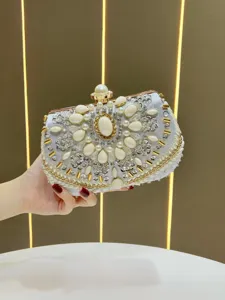 Exquisite Abendtasche mit Perlen und Strassbesatz für elegante Kleider und festliche Anlässe.