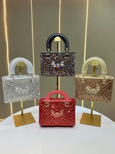 Sac de soirée de luxe en strass avec design élégant et cristaux scintillants pour les femmes.