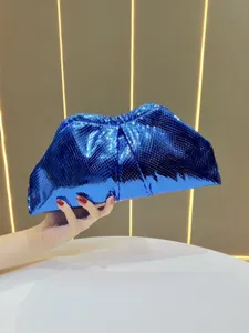 Sac pochette métallique bleu, élégant sac de soirée avec texture effet serpent brillante.