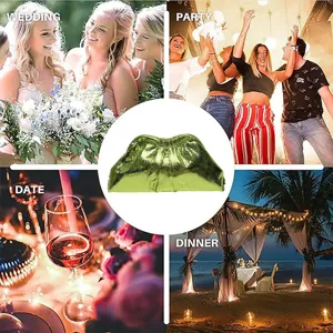 Détail de pochette de soirée métallique verte au design plissé élégant et charmant.