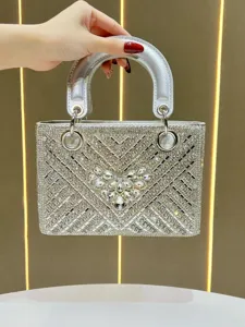 Splendide sac de soirée argenté en strass avec poignée rigide et design luxueux.