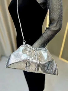 Sac pochette souple argenté effet métallisé avec bandoulière chaîne pour femme élégante.