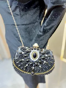 Elegante schwarze Perlen-Abendtasche mit funkelnden Strasssteinen und Kette für Partys.