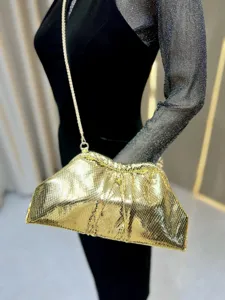 Sac à bandoulière texturé brillant doré pour femmes, élégant sac de soirée avec chaîne.