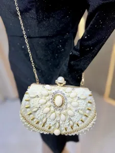 Exquisite Details der verzierten Perlen Strass Abendtasche für elegante Partys.