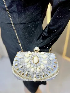 Nahaufnahme einer exquisiten Damen Abendtasche verziert mit Perlen und Strasssteinen.