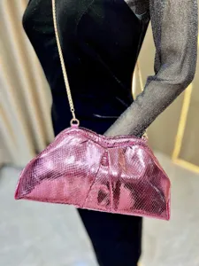 Superbe sac à bandoulière en similicuir serpent rose métallisé avec chaîne.