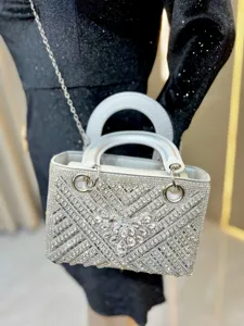 Vue détaillée du sac à main de soirée argenté en strass luxueux avec cristal étincelant et chaîne.