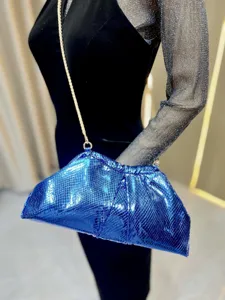 Sac à bandoulière bleu brillant effet serpent avec chaîne dorée. Élégant sac de soirée.