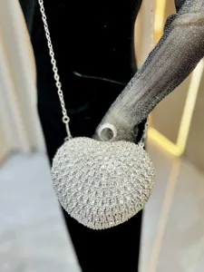 Elegante borsa da sera a cuore con strass pochette brillante tracolla dettaglio festa nozze