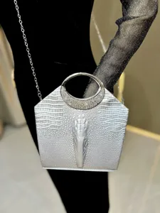 Borsa da sera in coccodrillo argento con manico strass e catena per abiti eleganti.