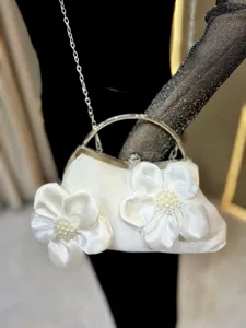 Magnifique sac de soirée en satin blanc avec fleurs perlées, poignée anneau et chaîne.
