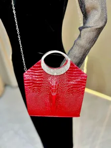 Elegante borsa da sera rossa con stampa coccodrillo, manico ad anello con strass e catena.