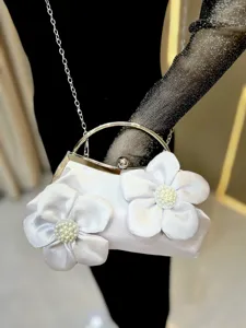 Élégante pochette de soirée florale en satin argenté avec poignée ronde et bandoulière chaîne.