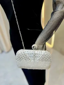 Elegante bolso de noche con diamantes de imitación y cadena metálica, brillante y lujoso.