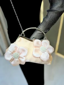 Élégante pochette de soirée en satin avec fleurs en perles et poignée en métal.