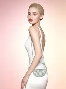 Dettaglio borsa da sera con strass, accessorio elegante a spalla con catena di cristalli.