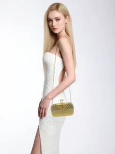 Detalle de bolso de noche con diamantes dorados de lujo, accesorio elegante de fiesta.