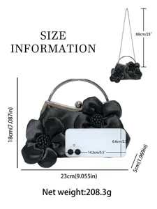 Sac de soirée noir en satin avec des fleurs, poignée métallique et chaîne élégante.