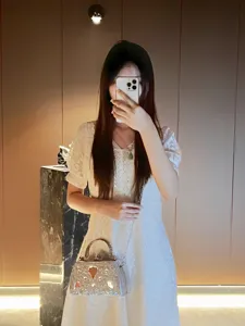 Sac à main de soirée élégant en strass avec poignée en métal et chaîne pour femmes.