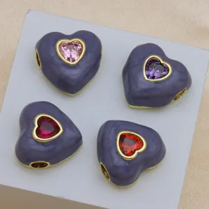 Ciondolo collana in ottone placcato oro zircone cubico smalto a forma di cuore dettaglio