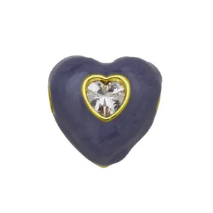 Primo piano dettaglio ciondolo charm cuore viola resina zircone ottone placcato oro 18k.