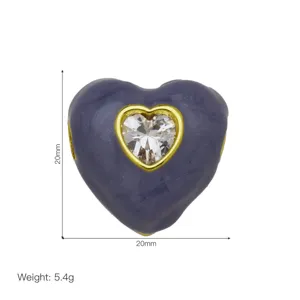 Ciondolo a cuore in smalto viola con zircone cubico in ottone bagnato oro, misura 20x20mm.