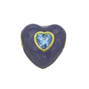 Primo piano dettaglio pendente a cuore goccia d'olio zircone blu, ottone placcato oro 18k.
