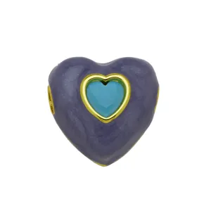 Dettaglio ravvicinato del pendente a cuore smaltato viola con bordo dorato e pietra di zircone blu.