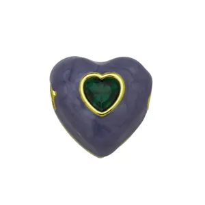Vista dettagliata del ciondolo a cuore viola con zircone verde e doratura, lavorazione fine.