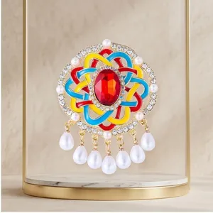 Broche retro de esmalte colorido con gema roja, diamantes de imitación y borlas.