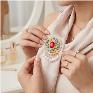 Broche esmaltado vintage con nudo chino, gema roja y borla de perlas para vestido.