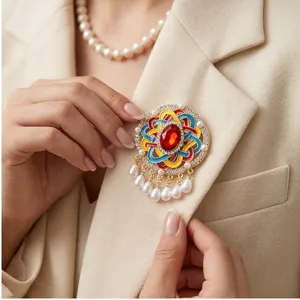 Broche vintage de esmalte con cristal rojo y flecos de perlas para vestidos elegantes.