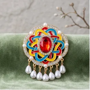Broche retro de nudo chino esmalte colorido con gema roja diamantes de imitación y perlas.