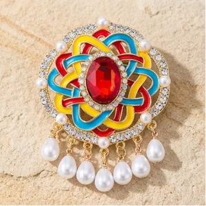 Broche de Nudo Chino Vintage de Aleación Esmalte de Aceite Diamante de Imitación Rojo Perla Artificial Borla Alfiler para Mujer Boda Accesorios