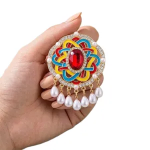 Broche vintage de estilo chino con gotas de aceite de color gema roja y borlas de perlas.