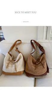 Sac bandoulière en sherpa tendance avec design couleur contrastée et grand sac duveteux.