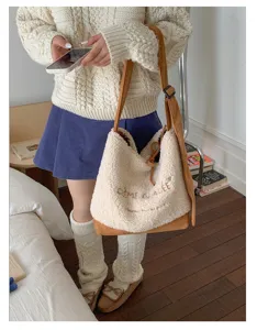 Sac cabas douillet en sherpa avec contraste suédé, sac bandoulière élégant pour femmes.