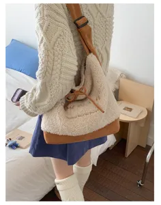 Vue détaillée du sac cabas fourre-tout tendance en fausse fourrure et suédine marron.