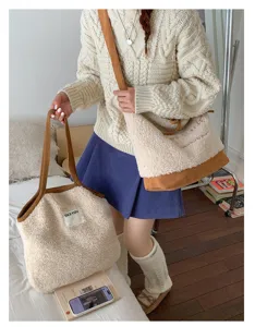 Vue détaillée du sac cabas duveteux en sherpa douillet, avec bordure contrastée et douce.
